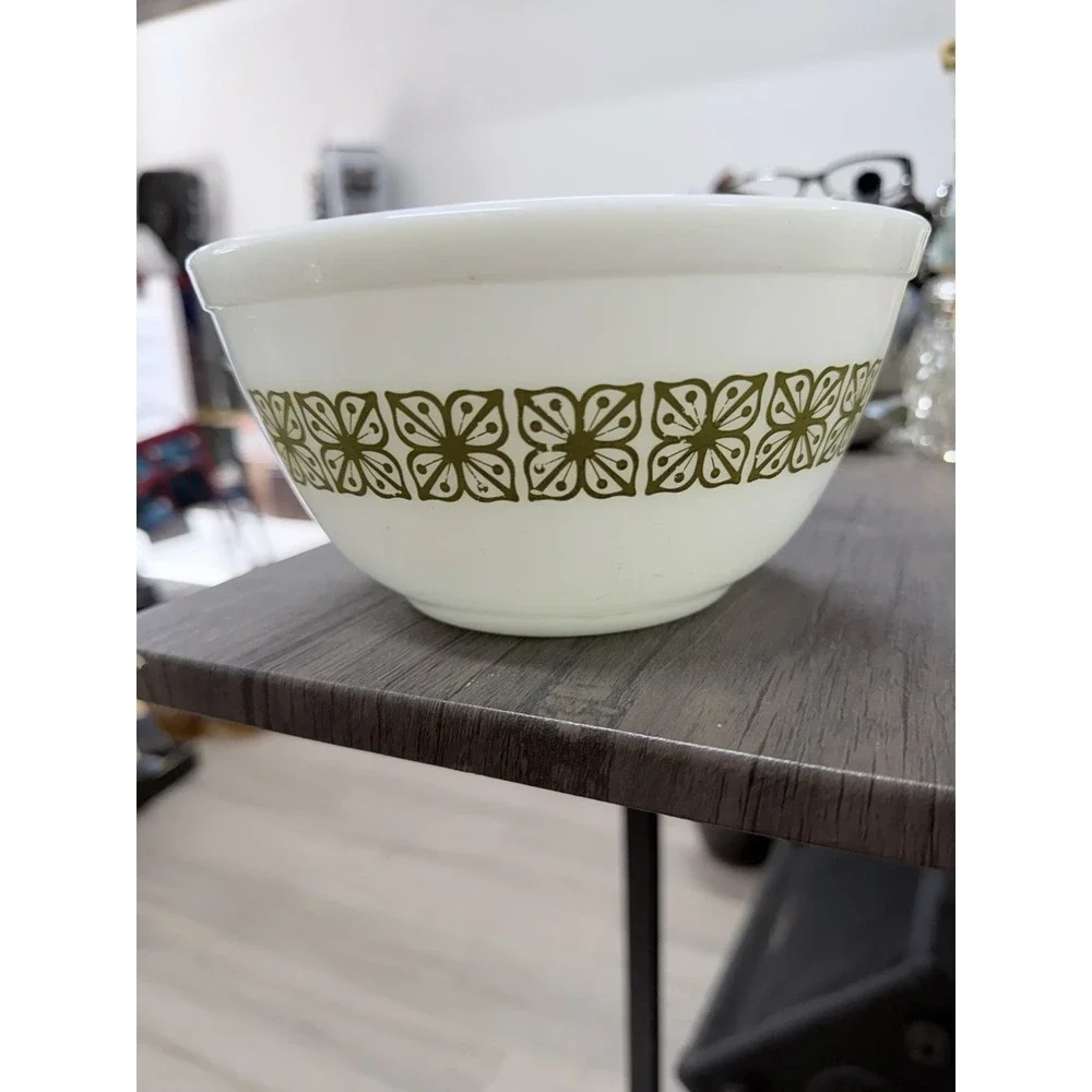Vintage Pyrex # 402 Verde Green Square Flowers 1 1/2 Quart Mixing Nesting Bowl